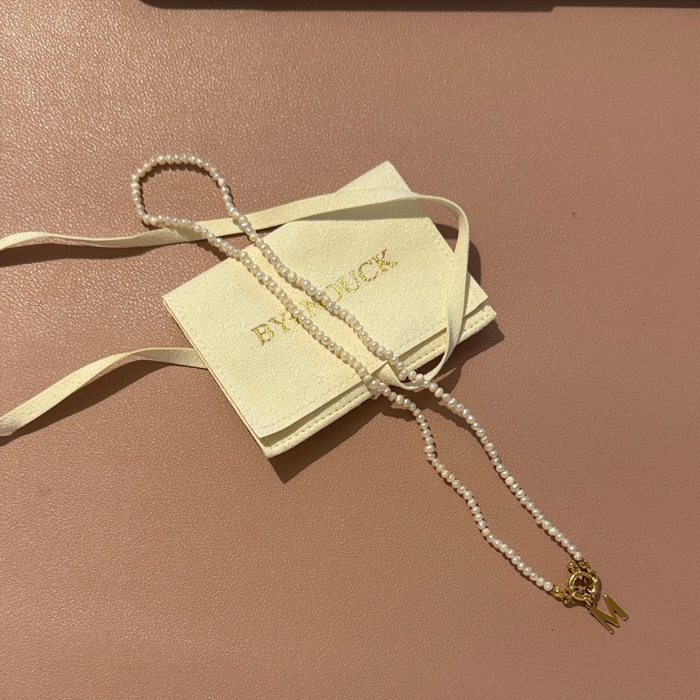 BYNOUCK Shell Pearls Choker Initial “M”